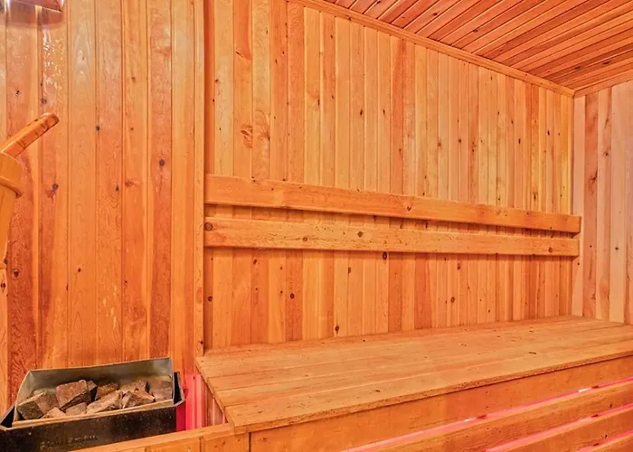 3 Bedroom Luxury With Private Pool Hot Tub Villa *